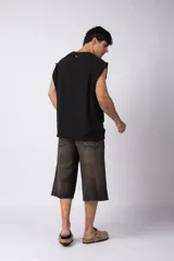 Musculosa oversize de tejido de lino con textura marcada, corte suelto, cuello redondo y terminaciones deshilachadas en las sisas.