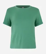 Blusa básica de cuello redondo y manga corta con detalle de dobladillo plegado. Confeccionada en tejido de viscosa con spandex, ofrece un ajuste cómodo y versátil.