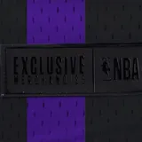 Remera de básquet de los Los Angeles Lakers, color negro con franjas verticales en violeta. Presenta el nombre del equipo en amarillo con borde blanco, el número 23 en blanco y el logo del equipo en el pecho.