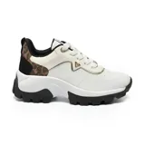 Championes deportivos de estilo chunky, combinando paneles en color blanco, negro y detalles con estampado animal print. Presenta suela gruesa dentada en color negro, cierre con cordones y aplique metálico decorativo en el lateral.