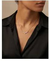 Collar de acero con baño de oro, con dije en forma de V decorado con circonias engastadas.