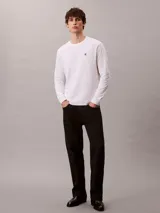 Remera de manga larga Calvin Klein color blanco, con cuello redondo y diseño holgado. Cuenta con el monograma CK bordado en el pecho.
