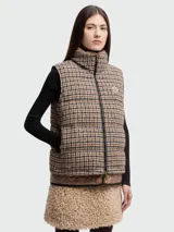 Chaleco acolchado Moncler modelo Touvet, con diseño de cuadros en tonos marrones y negros. Presenta cuello alto, cierre frontal con cremallera y detalle de logo de la marca en el pecho.