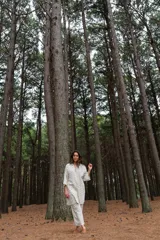 Kimono largo color crema con estampado de lunares marrones, confeccionado en tussor de algodón.