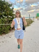 Conjunto sastrero celeste compuesto por chaleco y short. El chaleco es de lino y algodón, con bajo doble y botón nacarado.