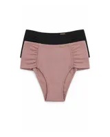 Pack de dos bombachas de tiro medio confeccionadas en modal orgánico, con laterales fruncidos y detalle de placa metálica dorada. El conjunto incluye una prenda en color rosado y otra en color negro.