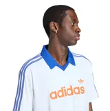 Remera polo Adidas Pinstr Jsy de color blanco con cuello y detalles en azul, y el logo de la marca en naranja en el pecho.