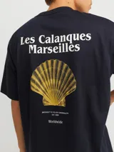Remera de algodón con calce holgado, cuello redondo y mangas cortas. Presenta un pequeño logo estampado en el pecho y una estampa grande en la espalda con impresión de goma suave al tacto.