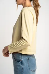 Remera color amarillo pastel de algodón peinado, corte recto y mangas largas.