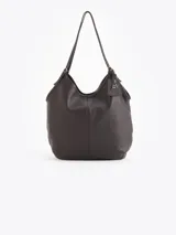 Bolso tipo hobo confeccionado en cuero vacuno negro con efecto rugoso y acabado suave. Presenta manijas finas para llevar al hombro, costura central vertical y un pequeño llavero de cuero colgante con el logo de la marca.