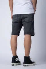 Bermuda de jean azul con corte regular, cinco bolsillos y cierre frontal con botón y cremallera.