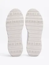 Zapatillas Tommy Hilfiger Classics de cuero blanco con detalles en gamuza color crema. Logo de la marca en el lateral y detalles distintivos de la marca en la entresuela.