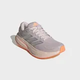 Championes de running Adidas Response 2, con exterior de malla transpirable en tono lila y detalles en naranja y plateado. Presentan mediasuela Cloudfoam+ para mayor amortiguación y suela de caucho para mayor tracción.