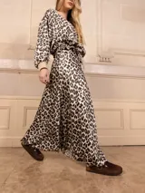 Falda larga de razo con estampado animal print y elástico en la cintura.