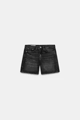 Bermuda de tiro medio confeccionada en denim de color negro gastado, con diseño de cinco bolsillos, trabillas para cinturón y cierre frontal con cremallera y botón metálico.