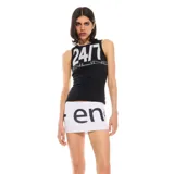 Musculosa negra ajustada de tejido acanalado, con cuello redondo y estampado frontal grande que dice '24/7 ONLINE' en color blanco.