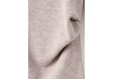 Jersey de punto color gris claro, con cuello alto y manga larga.