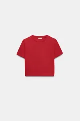 Remera corta de corte ajustado, color rojo, con cuello redondo y mangas cortas.