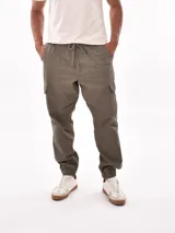 Pantalón jogger color verde oliva con bolsillos cargo, cintura elástica con cordón ajustable y puños elásticos.