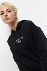 Canguro color beige de algodón, con capucha y mangas largas. Estampado frontal con la inscripción "Hyde Park London" en color azul marino.