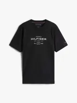 Remera de cuello redondo y manga corta, confeccionada en algodón. Presenta un estampado gráfico con el logo de la marca y la inscripción New York City en el pecho.