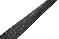 Corbata azul marino con textura de micro puntos y pañuelo de bolsillo a juego.