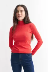Polera roja de cuello alto y manga larga, confeccionada en tejido de canalé.