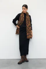 Falda larga negra de punto, ceñida al cuerpo con costuras horizontales.