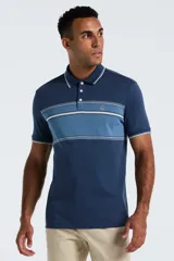Polo de manga corta con diseño de bloques de color y rayas horizontales en tonos azules. Presenta cuello clásico con tapeta de tres botones y el logo del pingüino bordado en el pecho.