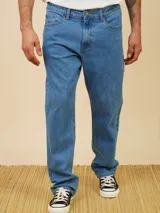Pantalón de jean celeste, corte slim fit.