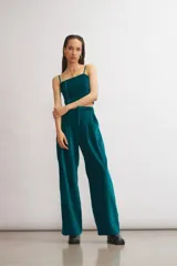 Pantalón sastrero negro de corte amplio, con pinzas y bolsillos laterales.