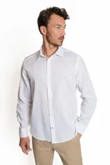 Camisa blanca de lino y algodón, de corte clásico, con cuello italiano y mangas largas.