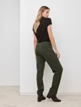 Pantalón de vestir verde oscuro, marca Zac & Rachel, con pretina con faja interna modeladora y bolsillos rectos delanteros y traseros simulados.