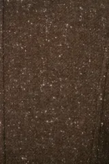 Chaqueta corta color beige, entallada, con escote en V, manga larga y bolsillos escondidos. Cierre frontal con lazo fijo. Confeccionada en lana fina sin teñir. Diseño exclusivo de Don Baez.