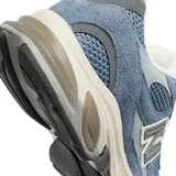 Championes urbanos New Balance modelo 2010, color azul con detalles en gris y blanco. Presentan una combinación de malla y gamuza en el exterior, con el logo N característico en los laterales y una entresuela robusta con tecnología de amortiguación.