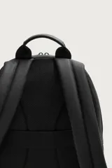 Mochila de diseño minimalista con acabado engomado y textura. Cuenta con un compartimento principal con cierre de cremallera, un bolsillo frontal con cierre y un bolsillo interior. Incluye asa de mano superior, asas de hombro ajustables, parte posterior acolchada y banda de sujeción para equipaje.