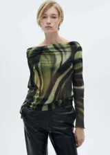 Blusa de tejido semitransparente con estampado abstracto en tonos verdes, marrones y negros. Diseño off-shoulder y mangas largas.