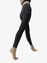 Legging 7/8 de tiro alto con cintura cruzada. Presenta diseño de perforaciones láser laterales y en el bajo. Confeccionada en tejido con efecto moldeador y sujeción firme.
