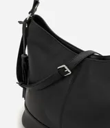 Cartera hobo grande de cuero marrón, marca Satinato, con correa ajustable y detalle de tassel lateral.
