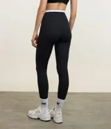 Calza deportiva larga de microfibra negra, con cintura doble contrastante y bolsillos laterales.