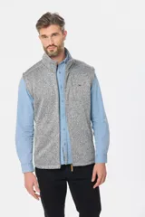 Chaleco de felpa con interior de polar, cuello alto y cierre frontal. Cuenta con bolsillos laterales con cierre y un bolsillo interior.