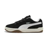 Championes urbanos Puma modelo Park Lifestyle, color negro con la icónica franja lateral en blanco. Presentan una suela de goma en tono crema y base marrón, con diseño de perfil bajo y cordones anchos.