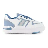 Championes blancos con detalles en celeste y plateado, con cordones celestes y suela blanca con detalles celestes.