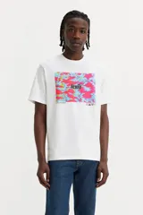 Remera blanca de algodón con estampa rectangular con diseño abstracto en tonos celeste, rosa y amarillo, con logo Levi's en negro.