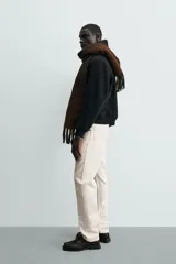 Pantalón de corte regular fit, confeccionado en una mezcla de algodón y lino. Presenta un diseño clásico de cinco bolsillos, con cierre frontal de cremallera y botón.