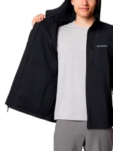 Campera técnica Columbia con tecnología Omni-Shield, color negro, con capucha ajustable, cierre frontal completo y bolsillo con cierre en el pecho. Presenta puños elásticos y diseño ligero ideal para actividades al aire libre.