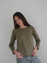 Remera de manga larga en color verde seco, con cuello redondo y corte recto clásico.