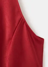 Vestido midi color rojo burdeos, con diseño recto, cuello halter y sin mangas, confeccionado en poliéster.