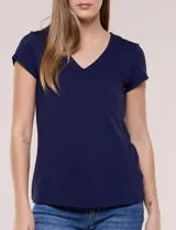 Remera básica de manga corta y color negro, con escote en V pronunciado y corte clásico.