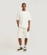 Bermuda masculina básica de algodón, con cintura elástica, cordón ajustable y bolsillos funcionales.